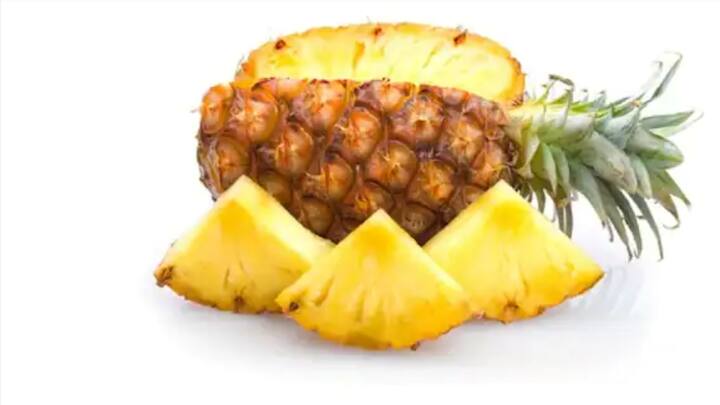 वजन कमी करण्यासाठी आहारात फळांचा अधिक समावेश करावा. फळांमध्ये फायबर आणि जीवनसत्त्वे मुबलक प्रमाणात आढळतात. फळांमुळे वजन कमी होण्यास मदत होते.