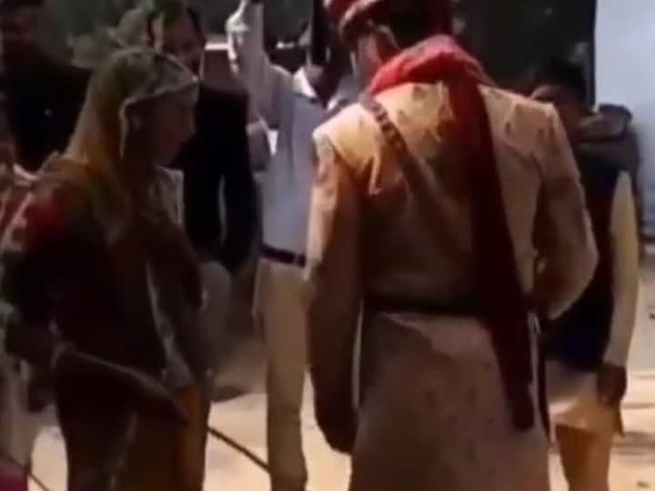 During marriage ceremonial bhabhi hit a stick on groom feet very hardly, watch this funny video Watch: शादी की रस्मों के बीच दूल्हे के साथ भाभी कर गई खेल, देखकर आप भी हंसी से हो जाएंगे लोटपोट