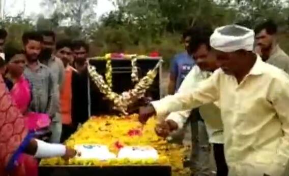 Birthday At Graveyard: కేసముద్రంలో స్మశానంలో పుట్టినరోజు వేడుకలు..మిత్రుడి కోసమే ఇదంతా|