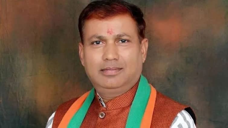 UP Assembly Election 2022: after swami prasad maurya now mla mukesh verma has resigned, setback for BJP UP Election 2022: দু'দিনে সাত বিধায়ক! উত্তরপ্রদেশে ভোটের মুখে ফের ধাক্কা বিজেপির, ইস্তফা মুকেশ বর্মার 
