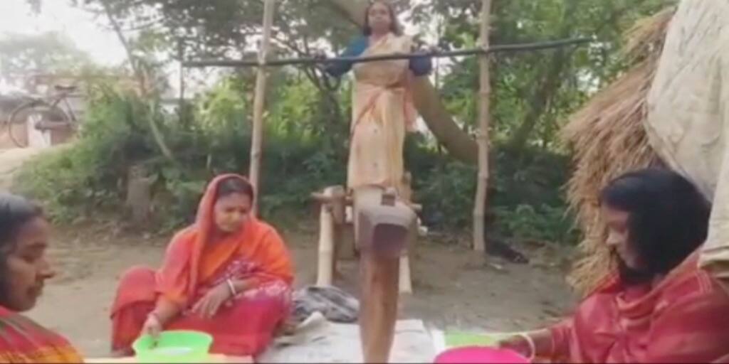 Purba Bardhaman News: ঢেঁকির জায়গা নিয়েছে মেশিন, পৌষ পার্বণ বেঁচে শুধু গ্রাম বাংলাতেই Purba Bardhaman bengal Villages still keeping the Poush Parbon tradition alive Purba Bardhaman News: ঢেঁকির জায়গা নিয়েছে মেশিন, পৌষ পার্বণ বেঁচে শুধু গ্রাম বাংলাতেই