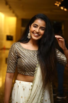 Anupama Parameswaran Photos: కర్లీ హెయిర్, స్మైలీ ఫేస్, మెస్మరైజ్ చేసే లుక్.. వావ్ అంటారా..వూహూ అంటారా..