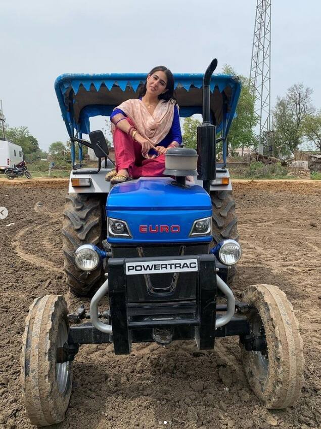 બોલીવૂડ એક્ટ્રેસ સારા અલી ખાનનો સ્વીટ નેચર બધાને પસંદ ચે. એક્ટ્રેસ સોશિયલ મીડિયા પર ફેંસ સાથે ઇન્ટરેક્ટ કરવાનું પસંદ કરે છે. તે ફેન્સ સાથે પોતાના ફોટો અને વીડિયો શેર કરીને પોતાની પર્સનલ લાઇફ અંગે જણાવતી રહી છે. સારા શૂટિંગ અને વેકેશનની તસવીરો શેર કરતી રહી છે.