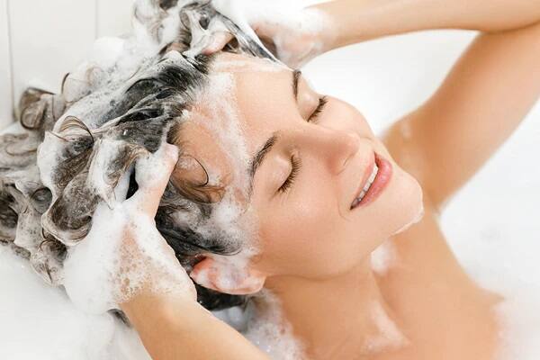 શેમ્પૂ કરતી વખતે આ વાતોનું રાખો ખાસ ઘ્યાન નહિ તો વાળને થશે નુકસાન