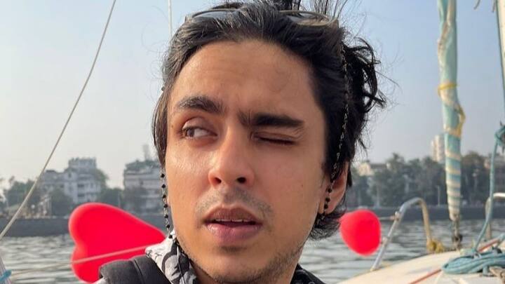 ছবির সিংহভাগ সংলাপ দেশি ইংরেজিতে। তার মধ্যে গুটখা চিবনো যুবকের আখ্যান। ‘দ্য হোয়াইট টাইগার’ নিয়ে দু’ভাবে বিভক্ত সমালোচকরা। তবে প্রথম ছবিতেই প্রিয়ঙ্কা চোপড়া, রাজকুমার রাওয়ের পাশে দাঁড়িয়ে আদর্শ গৌরব যে ছক্কা হাঁকিয়েছেন, তা নিয়ে দ্বিমত নেই।