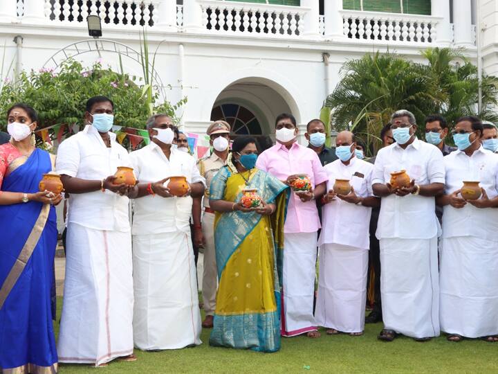 அமைச்சர்கள் மற்றும் அதிகாரிகளுடன் ஆளுநர் மளிகையில் ஆளுநருடன் பொங்கல் விழா
