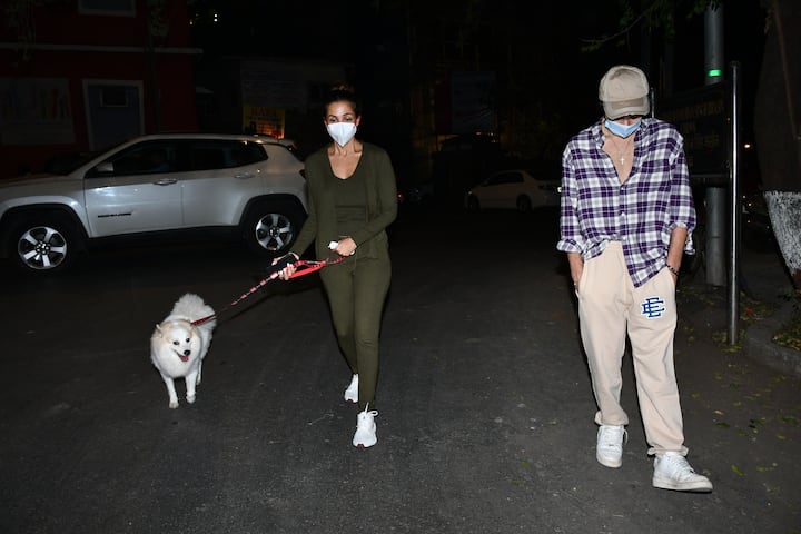 इस दौरान मलाइका और अरहान के साथ उनका Pet भी नजर आया जिसे घुमाने के लिए दोनों आज घर से बाहर दिखे.