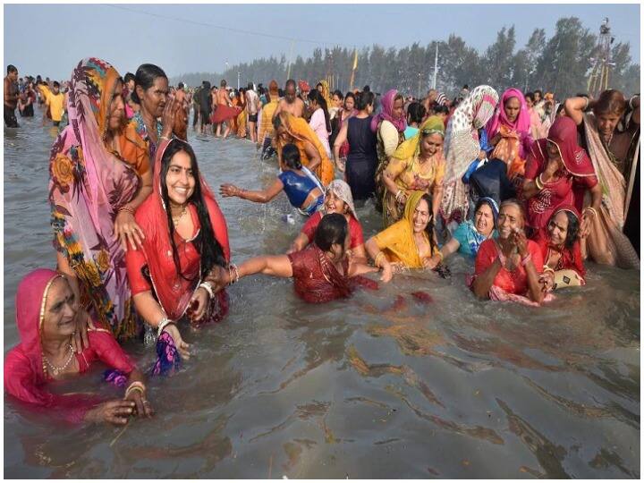 दान का महत्व- मकर संक्रांति के दिन स्नान और दान का विशेष महत्व है. इस दिन दान करना अक्षय फलदायी होता है. इस दिन दान करने से घर में सुख-समृद्धि बढ़ती है और धन की कमी दूर होती है.
