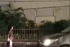 Woman Hulchul Panjagutta: పంజాగుట్టలో రోడ్డుపై బైఠాయించి వాహనాల రాకపోకలను అడ్డుకున్న యువతి