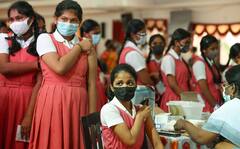 Coronavirus: Omicron के बढ़ते मामलों के बीच कब लगवाएं वैक्सीन या बूस्टर डोज़? विशेषज्ञों ने बताया