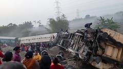 Guwahati-Bikaner Express Accident: ট্র্যাকের সমস্যাতেই দুর্ঘটনা? বিকানের এক্সপ্রেস-কাণ্ডে উচ্চপর্যায়ের তদন্তের নির্দেশ রেলের | Bangla News