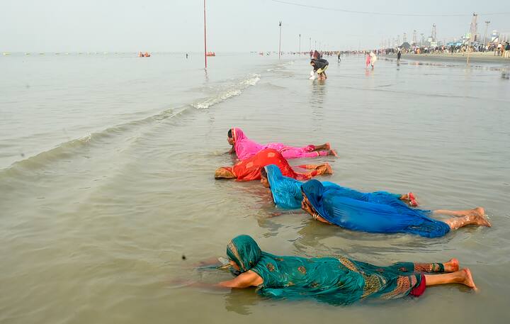 পৌরাণিক গল্প বলে, অযোধ্যার ঈক্ষাকু বংশের রাজা সগরের অশ্বমেধ যজ্ঞের ঘোড়া চুরি করেন দেবরাজ ইন্দ্র। তিনি ঘোড়াগুলি গঙ্গাসাগরে কপিল মুনি আশ্রমের পেছনে লুকিয়ে রেখেছিলেন। সেই ঘোড়া খুঁজতে গিয়েই কপিল মুনির রোষে পড়ে ভস্মীভূত হয়েছিলেন সগর রাজের ষাট হাজার জন ছেলে।