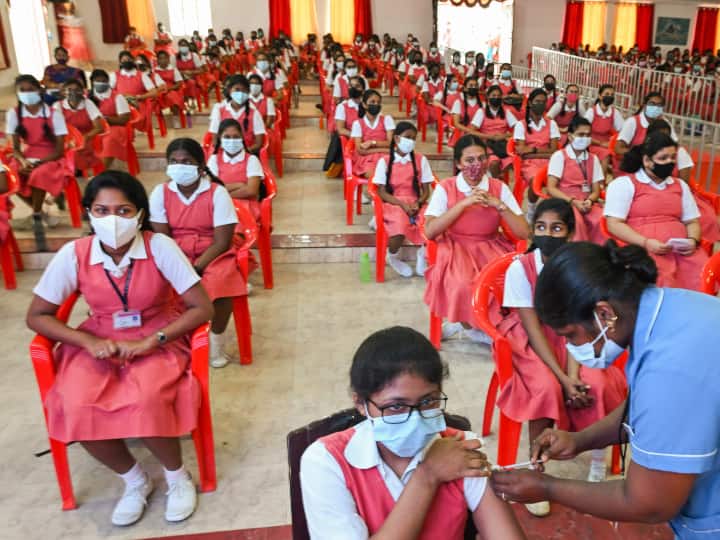 Corona Vaccination Health Minister Mansukh Mandaviya says over 3 crore 15-18 age group vaccinated Covid-19 Vaccination: 15-18 साल के 3 करोड़ से ज्यादा को लगी वैक्सीन की पहली डोज, स्वास्थ्य मंत्री बोले- युवा भारत में जिम्मेदारी का भावना