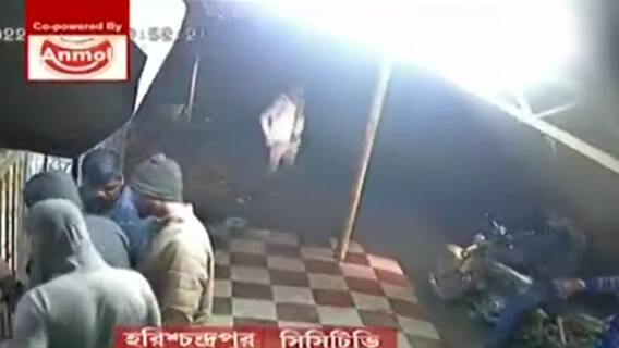 Malda: হরিশ্চন্দ্রপুরে মদের দোকানে অস্ত্র দেখিয়ে ৪ লক্ষ টাকা লুঠ| Bangla News