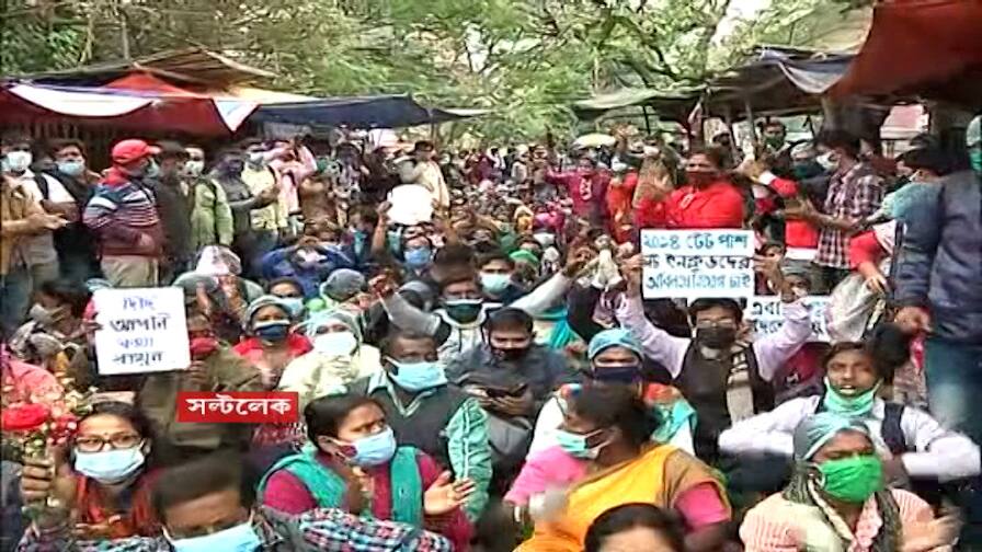 saltlake ssc job candidate protest for not getting job even afte government promises SSC Agitation: 'সরকারি প্রতিশ্রুতি পরেও চাকরি হয়নি' করোনা বিধি উড়িয়ে প্রাথমিক চাকরিপ্রার্থীদের বিক্ষোভ