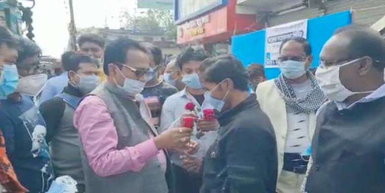 North 24 Parganas in Haroa TMC leaders distributes masks to people to make them aware of COVID 19 North 24 Parganas News: লাগামছাড়া সংক্রমণেও পরোয়া নেই মুখে, ধরে ধরে মাস্ক পরালেন নেতা