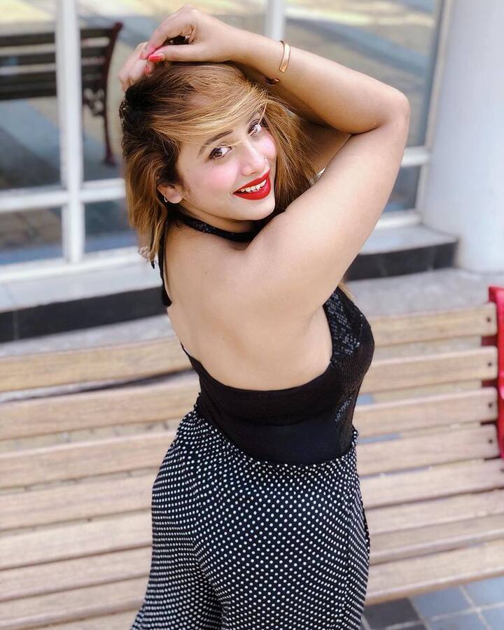 रानी ने फोटोज शेयर करते हुए लिखा- हर स्ट्रॉन्ग महिला के पीछे एक ब्रोकन लड़की होती है, जिनसे सीखा होता है कैसे बैकअप लेना है और किसी पर कभी निर्भर नहीं होना है.  इसे मेकओवर कहते हैं. शरीर से दिमाग और दिल का. (फोटो- सोशल मीडिया)