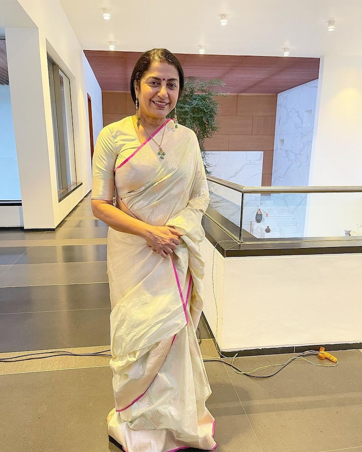 లుక్ ఎలా మారినా సుహాసిని అనగానే అందమైన చిరునవ్వే కళ్లముందు కనిపిస్తుందంటారంతా. ఏదేమైనా లేటెస్ట్ గా సుహాసిని షేర్ చేసిన పిక్స్ వైరల్ అవుతున్నాయి... (image credit : Suhasini /Instagram)