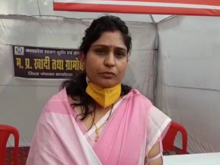 Leaving the job of teaching and setting up a plant to make paint from dung in Jabalpur ann Jabalpur News: टीचिंग की नौकरी छोड़कर गोबर से पेंट बनाने का प्लांट लगा रही हैं जबलपुर की नम्रता, जानिए पूरी कहानी