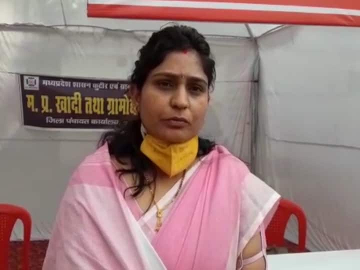 Jabalpur News: टीचिंग की नौकरी छोड़कर गोबर से पेंट बनाने का प्लांट लगा रही हैं जबलपुर की नम्रता, जानिए पूरी कहानी Leaving the job of teaching and setting up a plant to make paint from dung in Jabalpur ann Jabalpur News: टीचिंग की नौकरी छोड़कर गोबर से पेंट बनाने का प्लांट लगा रही हैं जबलपुर की नम्रता, जानिए पूरी कहानी