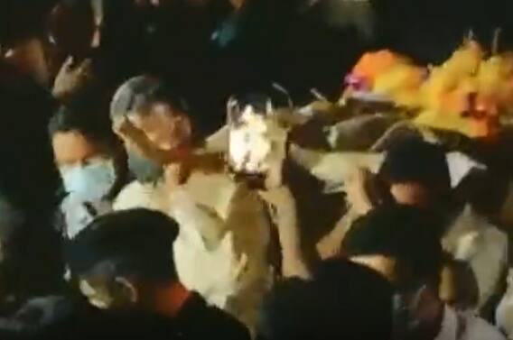 Chandrayya :గుండ్లపాడులో హత్యకు గురైన చంద్రయ్య అంతిమయాత్రలో పాడె మోసిన చంద్రబాబు