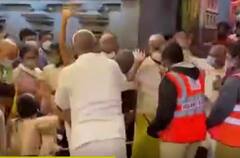 Tirumala Devotees Dharna: తిరుమల శ్రీవారి ఆలయం వద్ద భక్తుల ఆందోళన.మహాద్వారం వద్ద బైఠాయింపు