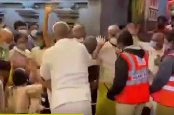 Tirumala Devotees Dharna: తిరుమల శ్రీవారి ఆలయం వద్ద భక్తుల ఆందోళన.మహాద్వారం వద్ద బైఠాయింపు