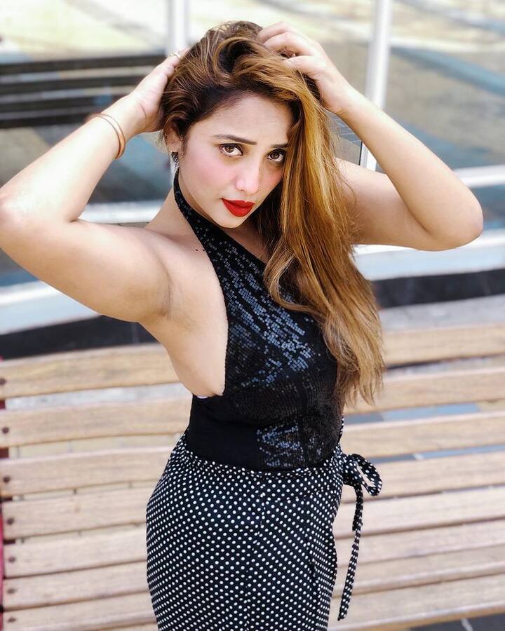 फिल्मों में धमाल मचाने के बाद रानी अप टीवी की दुनिया (Rani Chatterjee TV Debut) में कदम रखने जा रही हैं. उन्होंने अपने टीवी डेब्यू की जानकारी सोशल मीडिया पर पोस्ट शेयर करके दी थी. (फोटो- सोशल मीडिया)