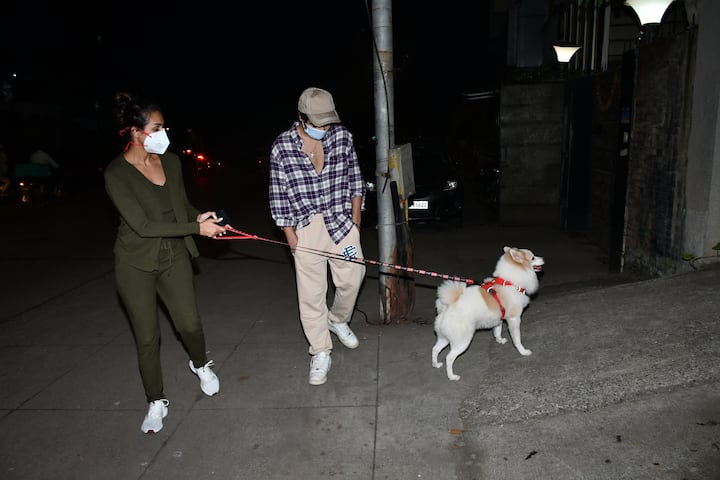 अरहान खान ने इस दौरान स्टाइलिश चेक की शर्ट पहनी थी जिसे उन्होंने हाफ टकइन किया था. वहीं स्टाइलिश लोवर में उनका स्टाइल कमाल का था.