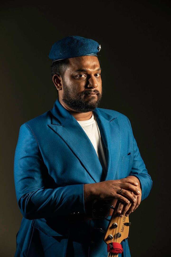 அரங்கம் அதிர்ந்த அந்த இசை நிகழ்ச்சியில், இசைக்குழுவின் ஆடை மக்களை வெகுவாக கவர்ந்தது. இக்குழுவின் ஆடைகளை அனிதா ரஞ்சித் வடிவமைத்திருக்கிறார்