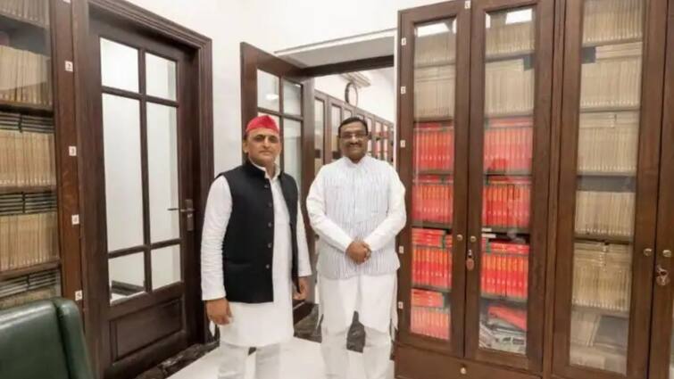 UP Assembly Election 2022: up minister dharam singh saini resigns meets akhilesh yadav UP Election 2022: এবার যোগী মন্ত্রিসভা থেকে ইস্তফা ধরম সিংহ সাইনির, 'মেলা হবে' সাক্ষাতের পর ট্যুইট অখিলেশের