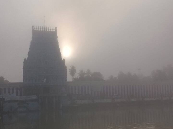 திருவாரூரில் கடும் பனிப்பொழிவு - காலை 8 மணிக்கு பின்னும் முகப்பு விளக்கை எரியவிட்ட படி பயணிக்கும் வாகன ஓட்டிகள்