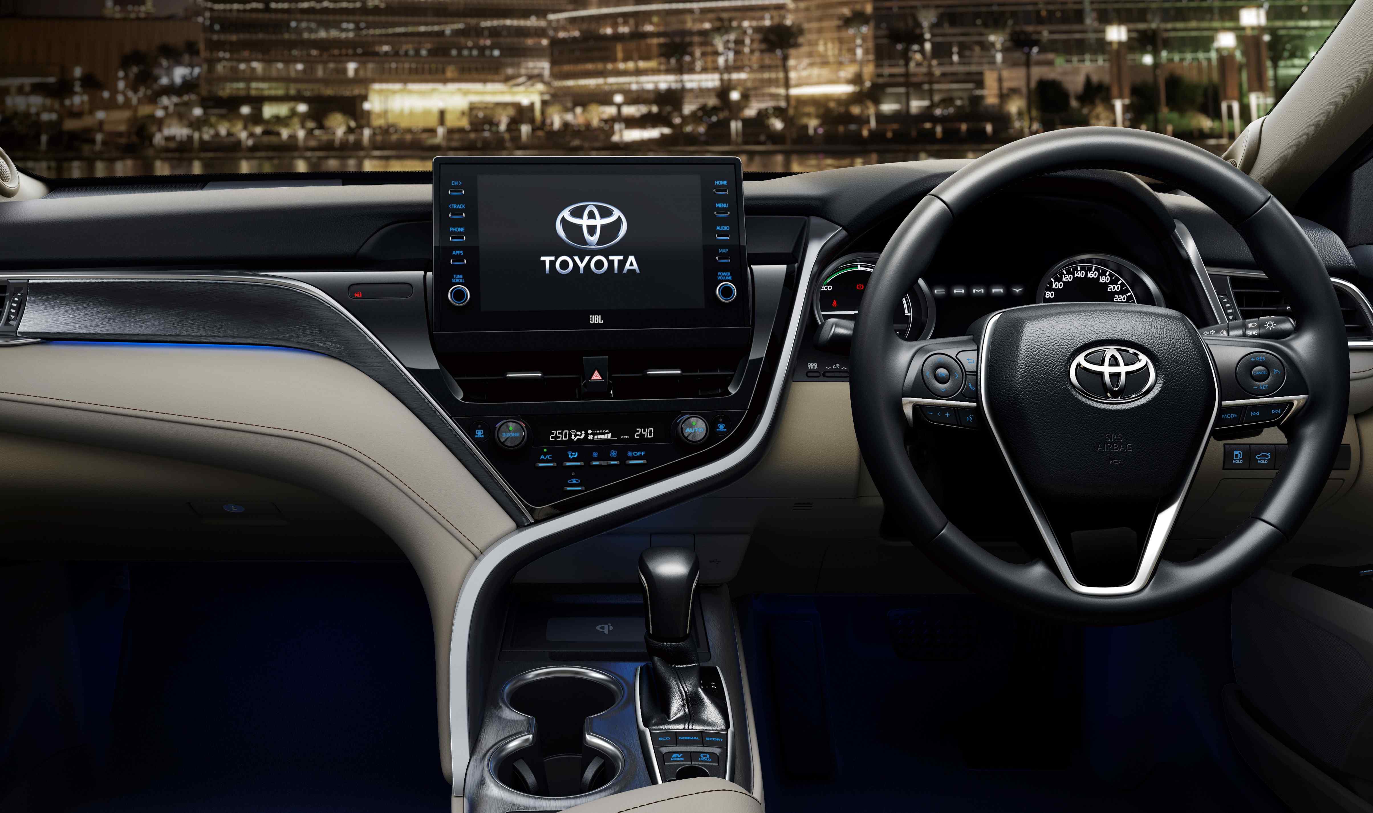 Toyota Camry Features : Toyota ने लॉन्च किया Camry Hybrid का नया वर्जन, फीचर्स और इंटीरियर है काफी खास