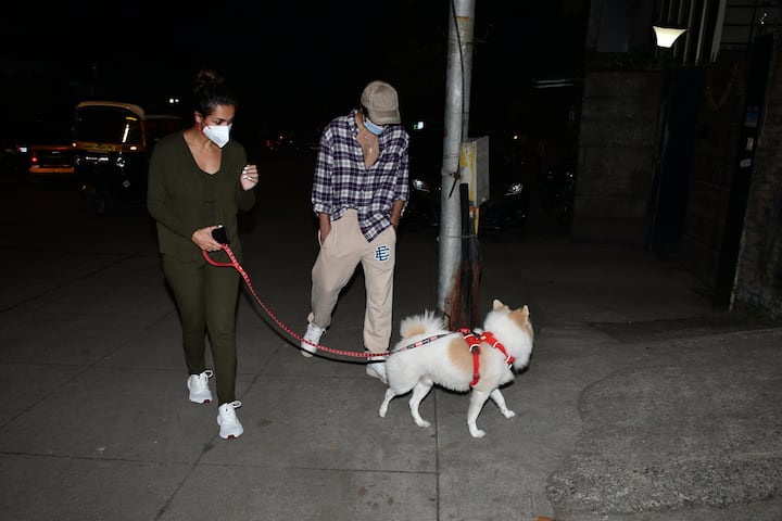 मलाइका और उनके बेटे अरहान दोनों का ही स्टाइल जबरदस्त था. मलाइका ग्रीन कलर के जिम वियर में स्पॉट हुईं तो वहीं अरहान भी स्टाइलिश लुक में नजर आए,