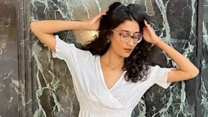 মিস ইউনিভার্স প্রতিযোগিতা জিতে ফিরেছেন সবে। তখনও পায়ের নিচের মাটি শক্ত হয়নি। সেই সময় মেয়ে রেনে-কে দত্তক নেন সুস্মিতা।