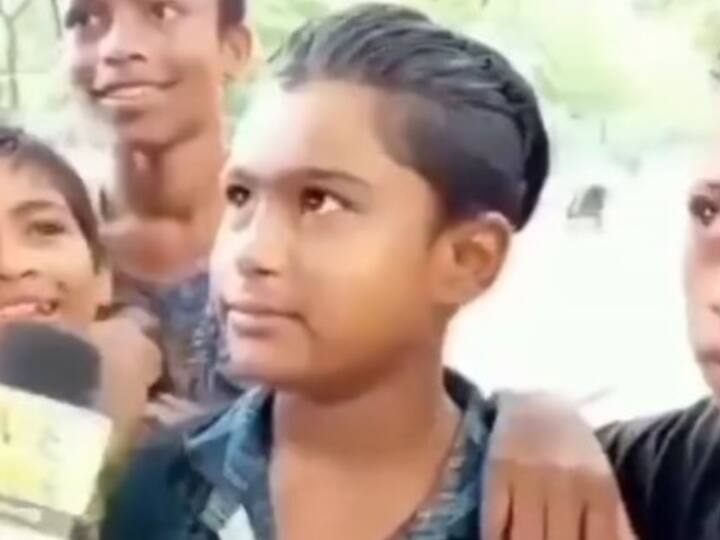 viral video kids give funny reply to reporter every question watch this funny video Watch: रिपोर्टर ने पूछा कौन सा सब्जेक्ट अच्छा लगता है, बच्चे ने कहा- बैंगन, कविता भी ऐसी सुनाई जो किसी ने न सुनी हो