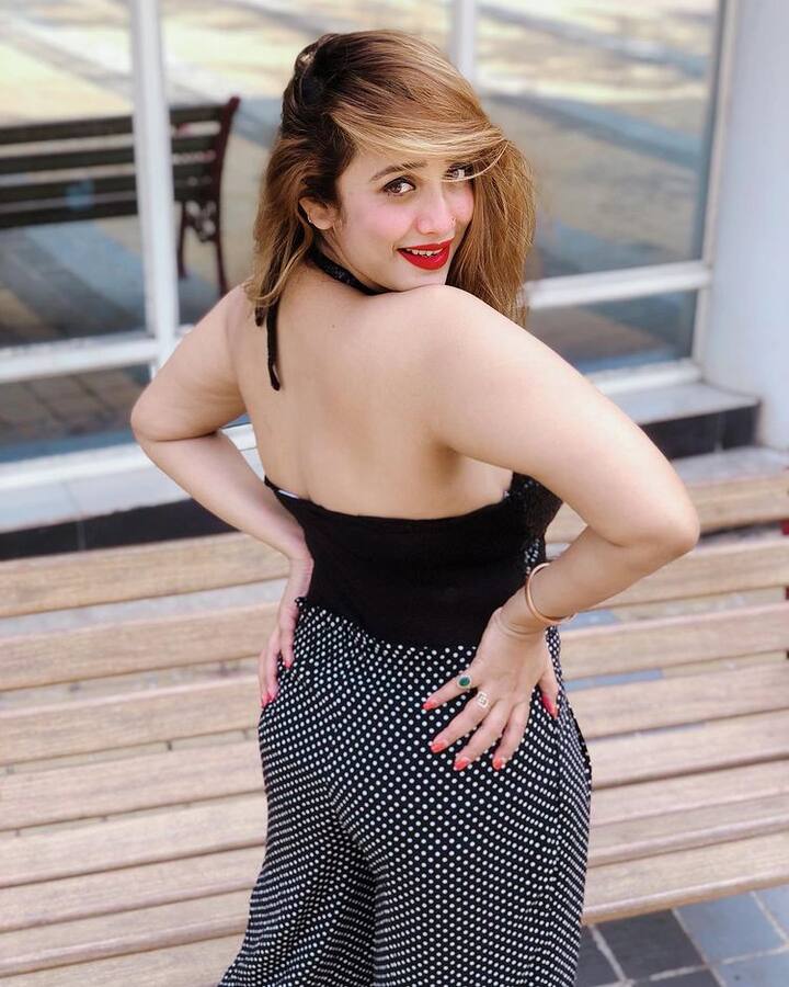 रानी अपने लुक के साथ एक्सपेरिमेंट करती रहती हैं और अब उन्होंने अपना लुक चेंज किया है जो फैंस को बहुत पसंद आ रहा है. रानी ने नए लुक (Rani Chatterjee New Look) में अपनी तस्वीरें सोशल मीडिया पर शेयर की हैं. (फोटो- सोशल मीडिया)
