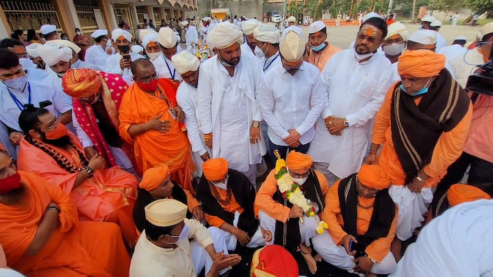 समजातल्या सर्व जाती धर्मांना या यात्रेत सामवून घेतल जात. कुठलाही भेदभाव, कुठल्याही निमंत्रणाशिवाय लोक या यात्रेला हजेरी लावतात. यात राजकीये नेतेदेखील मागे नसतात.(छाया सौजन्य : चेतन लिगाडे)