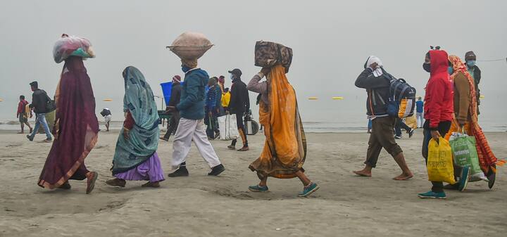 বিশ্বাস করা হয়, তাঁদের উদ্ধার করতেই সগরের নাতি ভগীরথ কপিল মুনির নির্দেশ মতো স্বর্গ থেকে গঙ্গাকে মর্ত্যে নিয়ে আসেন।গঙ্গা শিবের জটা থেকে বেরিয়ে পৃথিবীতে প্রবাহিত হয়ে কপিল মুনির আশ্রমে পৌঁছেছিল। মিলেছিল সাগরে। সেই দিন ছিল মকর সংক্রান্তি।