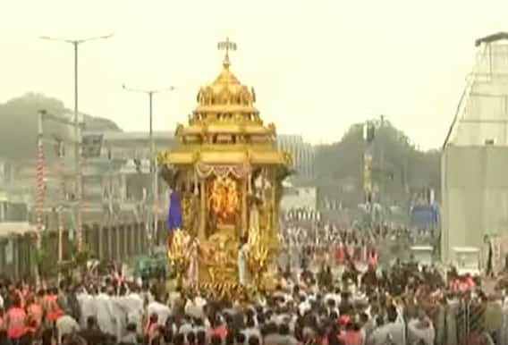 Tirumala Swarna ratham: తిరుమల శ్రీవారి ఆలయంలో వైకుంఠ ఏకాదశిని పురస్కరించుకుని స్వర్ణరథోత్సవం