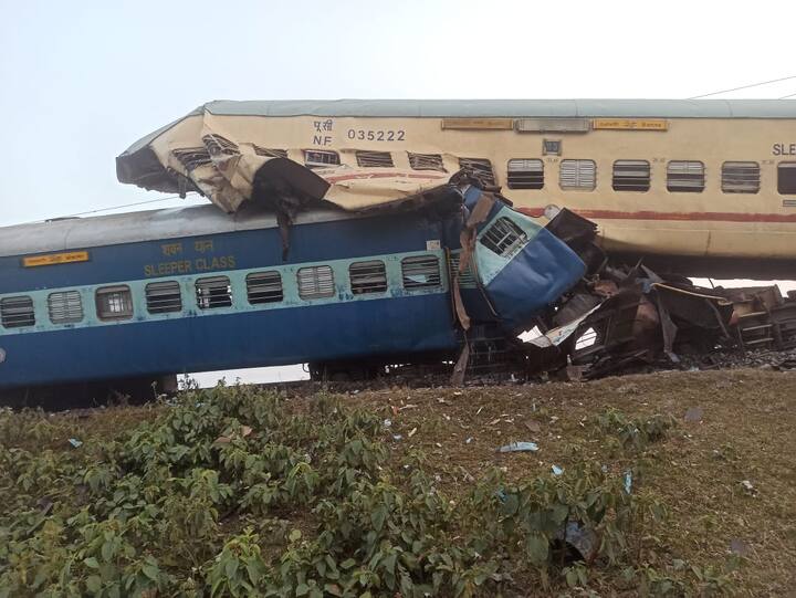 भारतीय रेल्वेने जारी केलेल्या निवेदनात म्हटलं आहे की, गुवाहाटी-बिकानेर एक्सप्रेसचे 12 डबे रुळावरुन घसरले. अचानक झटका बसल्याने हा अपघात झाला