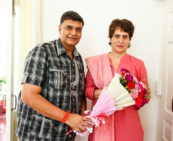 कानपुर की किदवई नगर विधानसभा से सीट से कांग्रेस ने अजय कपूर के टिकट दिया है. वो सातवां विधानसभा चुनाव लड़ने जा रहे हैं. इसके पहले साल 2002 से 2017 तक तीन बार लगातार विधायक रहे है. उन्होंने राजनीतिक जीवन की शुरुआत नगर निगम में पार्षद के तौर पर की. 2002 में बीजेपी के बालचंद्र मिश्र को हराकर विधायक बने. लेकिन 2017 के चुनाव में उन्हें बीजेपी के महेश त्रिवेदी से हार का सामना करना पड़ा