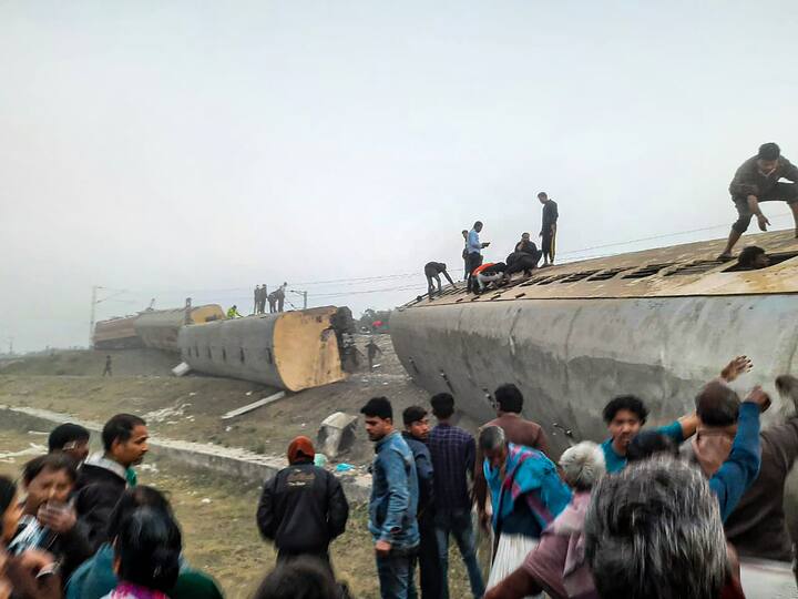 প্রধানমন্ত্রী নরেন্দ্র মোদিকে পরিস্থিতি বিশদে জানানো হয়েছে। ট্র্যাকের সমস্যাতেই ভয়াবহ দুর্ঘটনা বলে অনুমান। কীভাবে দুর্ঘটনা? উচ্চপর্যায়ের তদন্তের নির্দেশ দিয়েছে রেল। ঘটনার জেরে ইতিমধ্যেই বাতিল হয়েছে একাধিক ট্রেন। বীরভূমের কোপাই স্টেশনের কাছে আটকে রয়েছে গুয়াহাটি-সরাইঘাট এক্সপ্রেস।