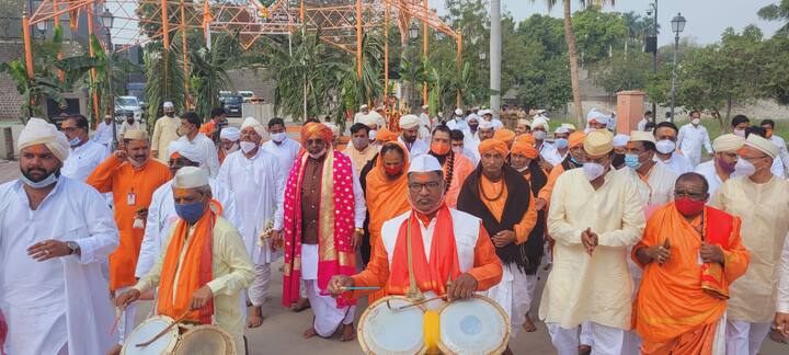 डोळ्याच पारण फेडणाऱ्या या विवाह सोहळ्याला पाहण्यासाठी दरवर्षी लाखो भाविक कुठल्याही निमंत्रणाशिवाय हजेरी लावतात. (छाया सौजन्य : चेतन लिगाडे)