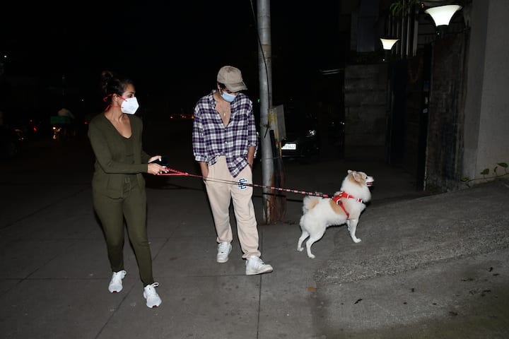 पिछले 6 दिनों से मलाइका घर से बाहर नहीं निकल रही थीं. बुधवार को उनके और अर्जुन कपूर के ब्रेकअप की खबरें दिनभर छाई रही थीं.