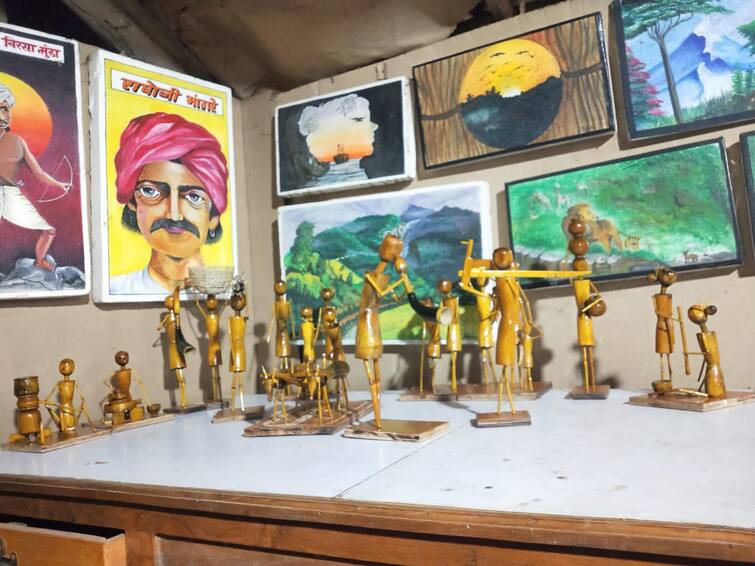 Palghar News Tribal Awaliya artist sculpting from bamboo Palghar News : आदिवासी पाड्यावरची कलादालनं विकासाच्या प्रतिक्षेत! बांबू पासून मूर्ती साकारणारा आदिवासी अवलिया कलाकार