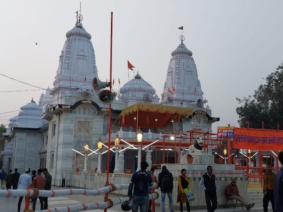 Gorakhpur Mandir: ओमिक्रॉन के खतरे के बीच गोरखनाथ मंदिर में मकर संक्रांति पर चढ़ेगी खिचड़ी, प्रशासन ने की यह अपील Gorakhpur Mandir: ओमिक्रॉन के खतरे के बीच गोरखनाथ मंदिर में मकर संक्रांति पर चढ़ेगी खिचड़ी, प्रशासन ने की यह अपील