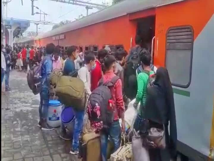 Hyderabad secunderabad railway station jbs cbs bus stations festive rush Hyderabad: సంక్రాంతికి ఊరెళ్లిపోతా మామ... ప్రయాణికులతో బస్టాండ్ లు, రైల్వేస్టేషన్లు కిటకిట... టోల్ ప్లాజాల వద్ద భారీగా ట్రాఫిక్ జామ్