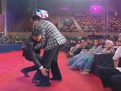 Akshay Kumar से लेकर Ranveer Singh तक.. बॉलीवुड के ये संस्कारी एक्टर बड़ों के पैर छूने में नहीं करते कभी शर्म