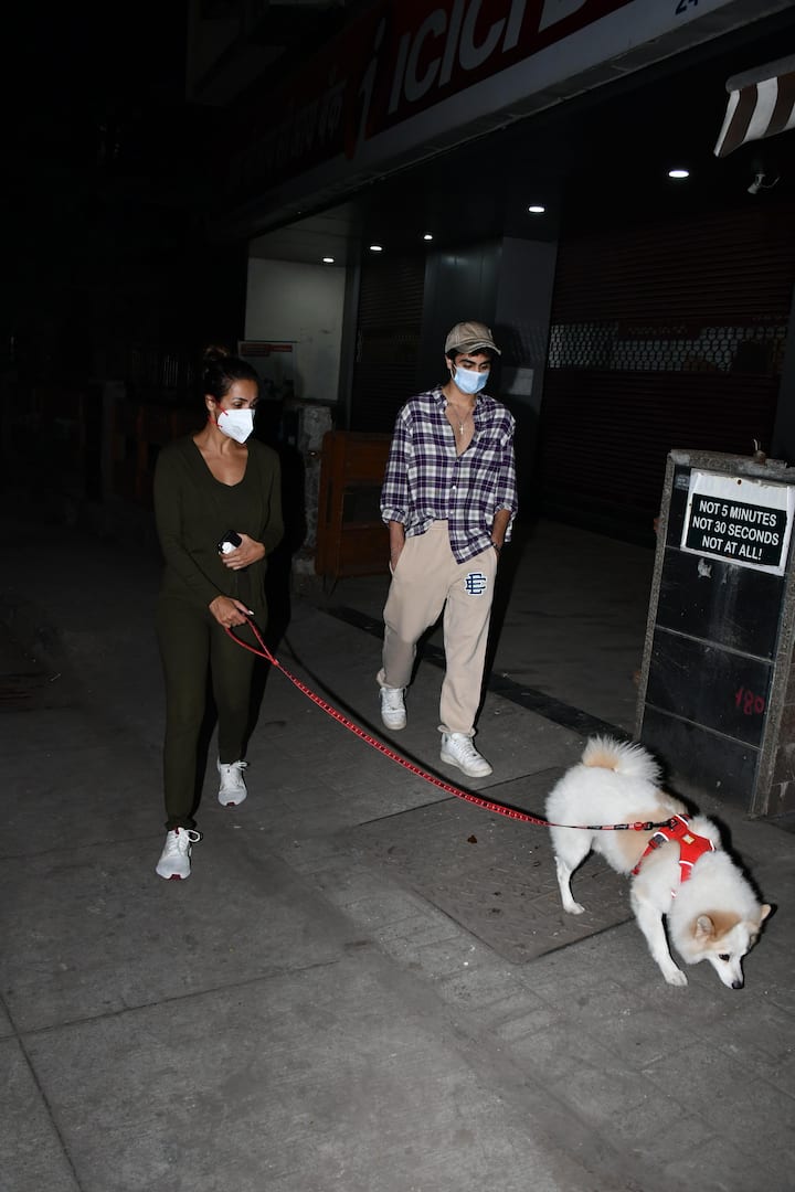 दरअसल जिस तरह से मुंबई में कोरोना के मामले बढ़ रहे हैं उसे देखते हुए मलाइका ने घर में ही रहना शुरू कर दिया था. लेकिन खबर आई कि अर्जुन कपूर से ब्रेकअप के बाद अब मलाइका घर से नहीं निकल रही हैं.